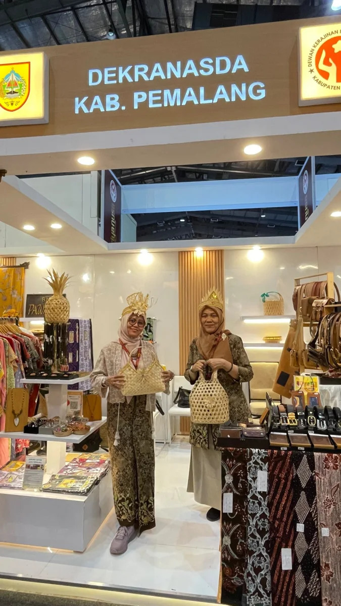 Tamu dari Petarukan Borong Kerajinan Bambu Cibuyur, Kades Yoyok: Hasil Kreativitas Warga