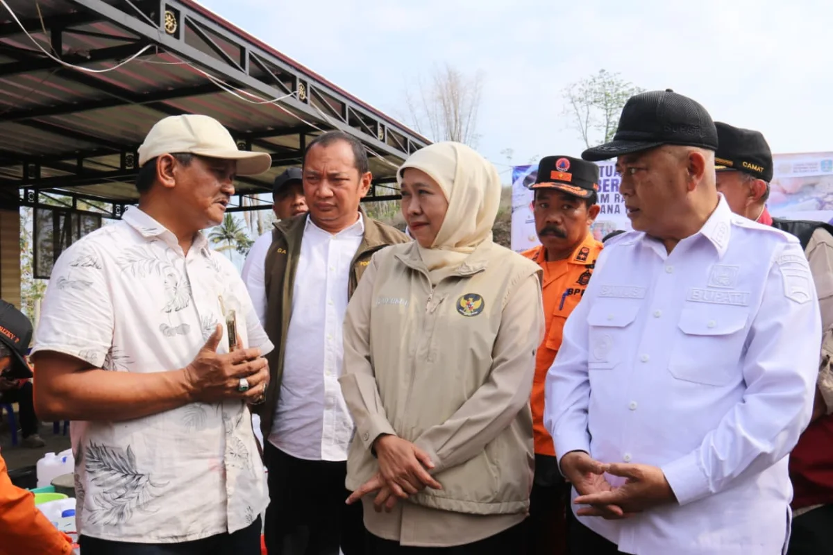Khofifah Salurkan Air Bersih untuk Warga Terdampak Kekeringan di Pagak Malang