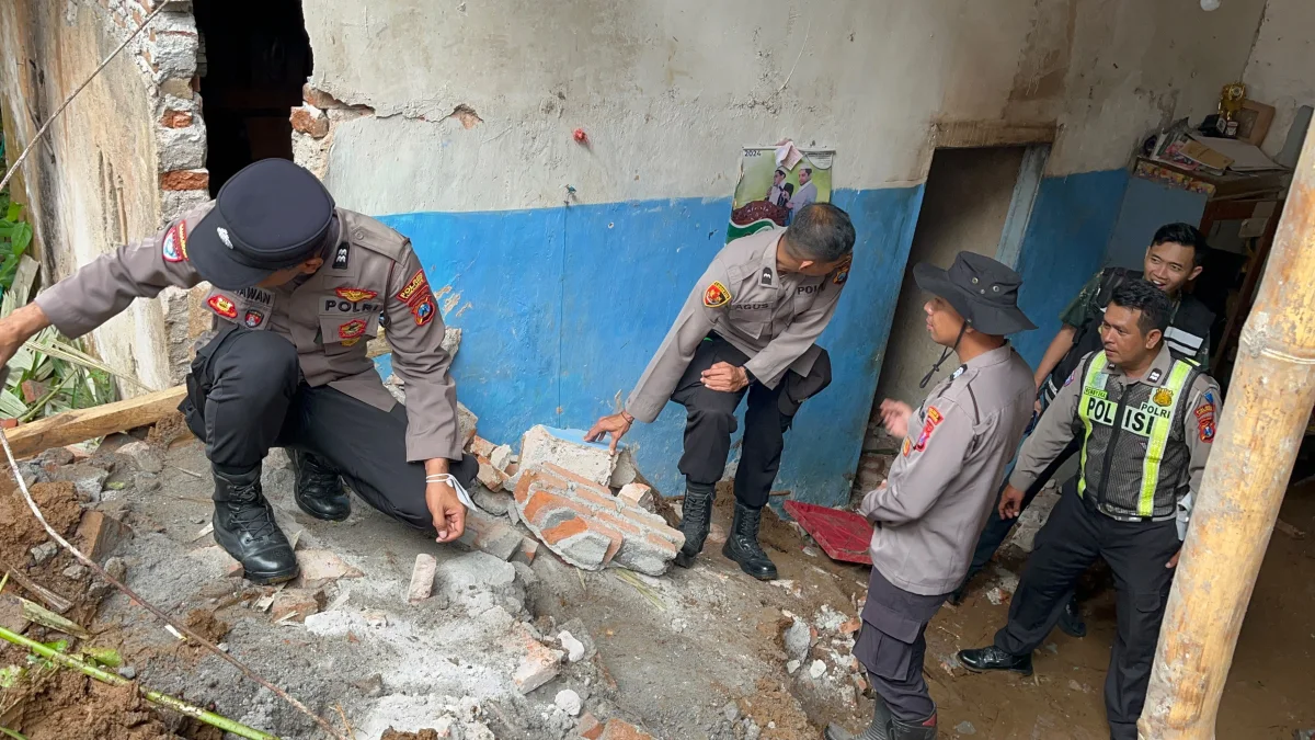 Polisi Bantu Bersihkan Rumah Warga Terdampak Longsor di Pronojiwo Lumajang