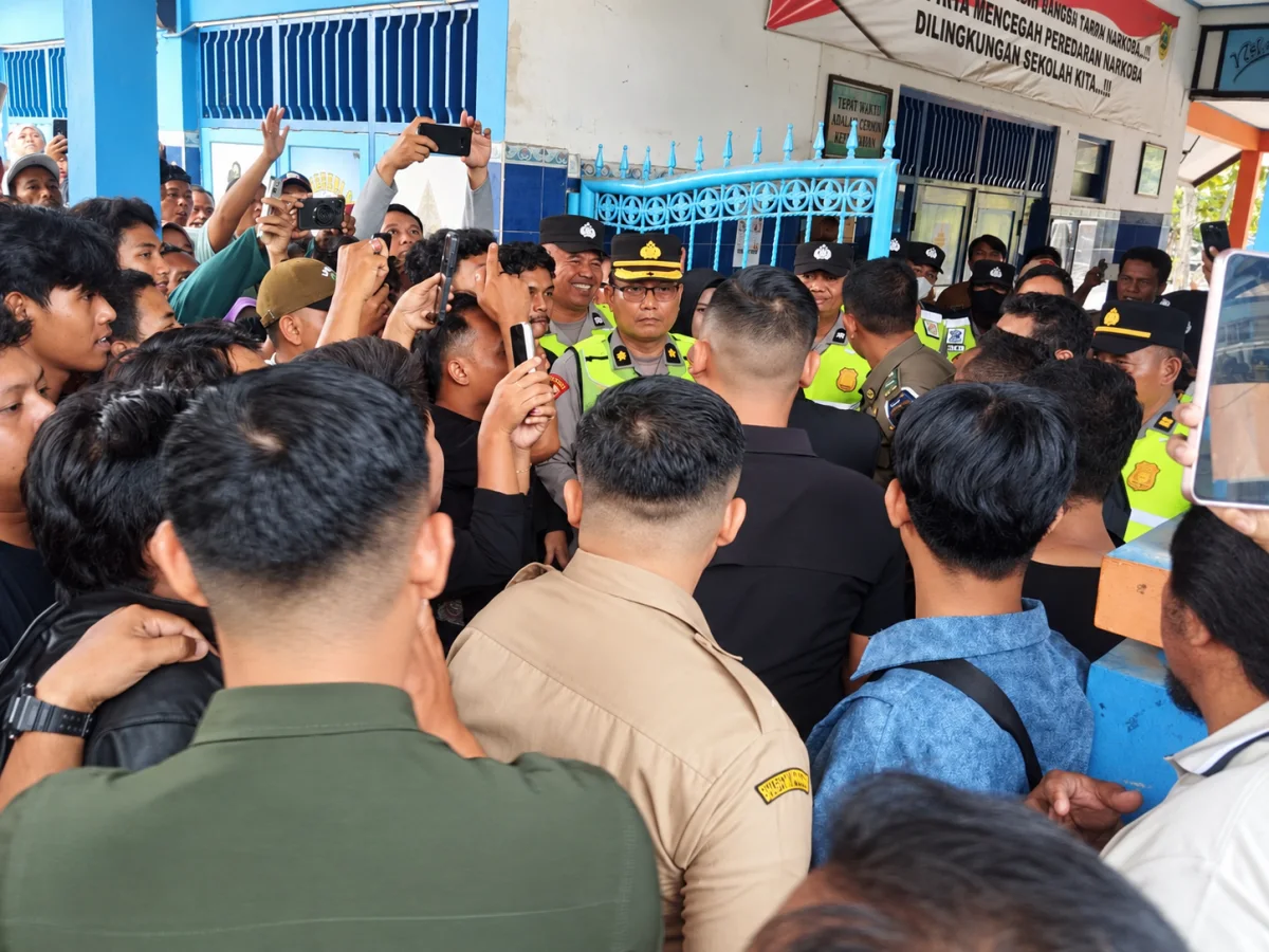 Ratusan Warga Datangi SDN 1 Kebondalem, Tuntut Kepsek Dicopot dan Kasus Hasbi Diusut Transparan
