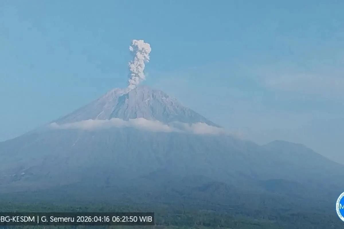 Semeru Luncurkan Lava Pijar 1,5 Km, Ancaman Awan Panas dan Lahar Perlu Diwaspadai