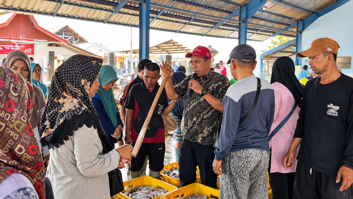 Di Balik Riuh Lelang Asemdoyong, Comel Membaca Jari, Mata, dan Harga Ikan